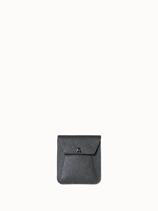Women's cropped down jackets in bold colors for a sporty and fashionable winter outfit Anouk Little Messenger Bag Women's cropped down jackets in bold colors for a sporty and fashionable winter outfit Anouk Little Messenger Bag