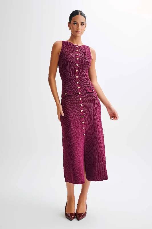 Printed maxi dresses with abstract patterns for an artistic look Sawyer Sleeveless Buttoned Maxi Dress - Plum Printed maxi dresses with abstract patterns for an artistic look Sawyer Sleeveless Buttoned Maxi Dress - Plum