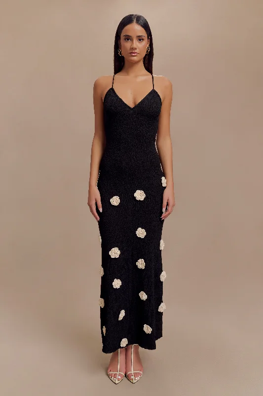 Printed maxi dresses with abstract patterns for an artistic look Suki Knit Maxi Dress With Flowers - Black/White Printed maxi dresses with abstract patterns for an artistic look Suki Knit Maxi Dress With Flowers - Black/White