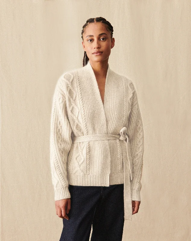 cable knit women cardigan with intricate patterns Veste cosy à torsades