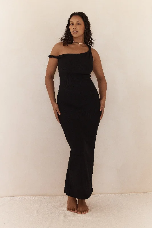 Long - Sleeve Women Dress in Velvet for a Luxurious Winter Look The Long Poppy Dress Black Long - Sleeve Women Dress in Velvet for a Luxurious Winter Look The Long Poppy Dress Black